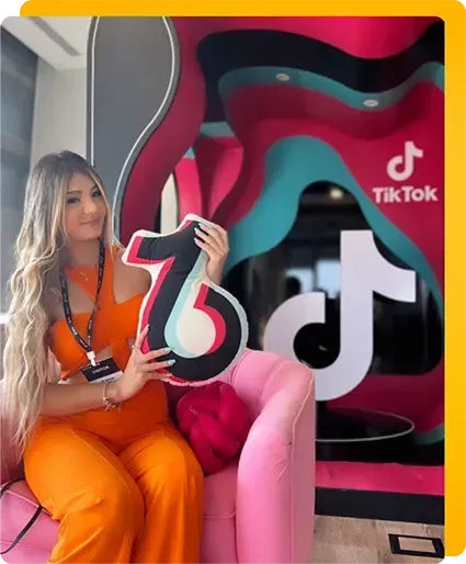 Talento da Moura Agency no escritório do TikTok