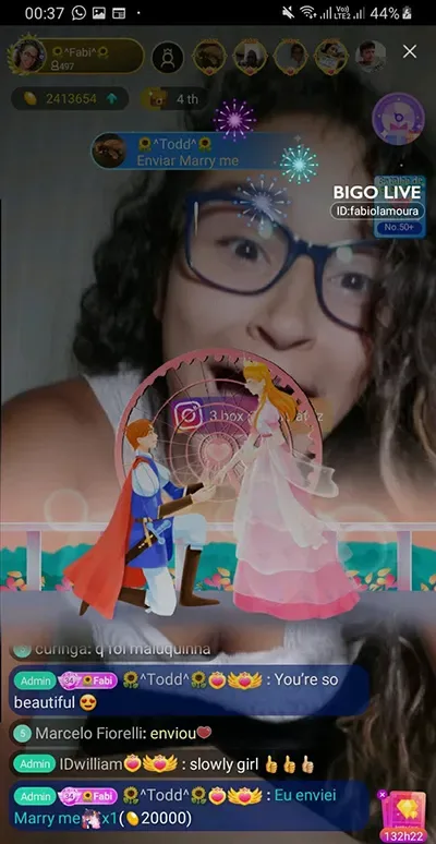 Fabi recebendo o presente marry me durante a live