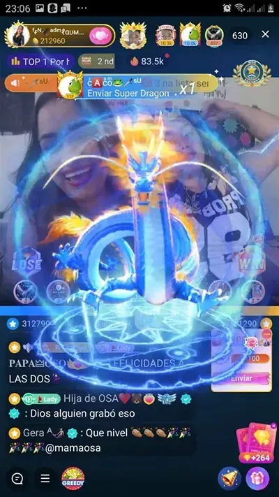 Streamer Lau recebendo o presente dragão durante a live