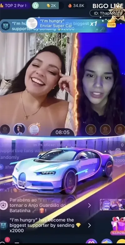 Thais recebendo o presente carro durante a live