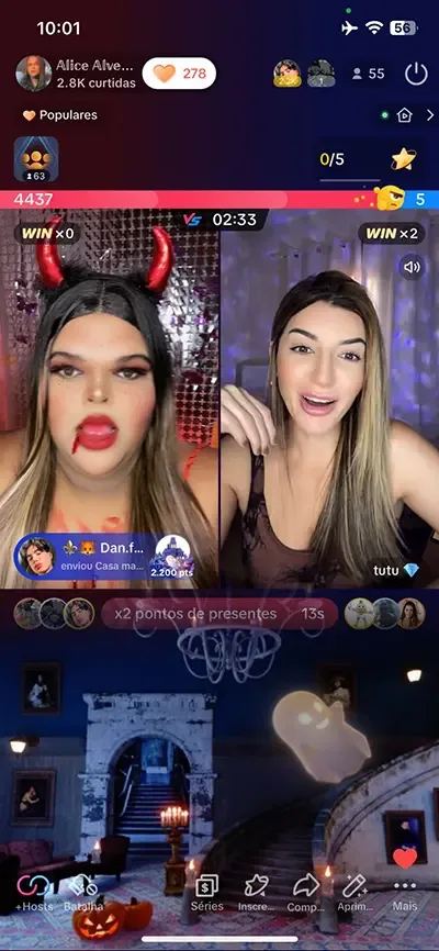Queen Alice recebendo um presente temático durante a live