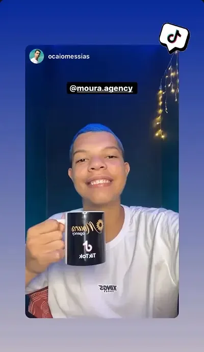 O Caio Messias com a caneca de reconhecimento