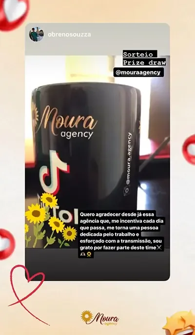 Breno com a caneca de reconhecimento da agência