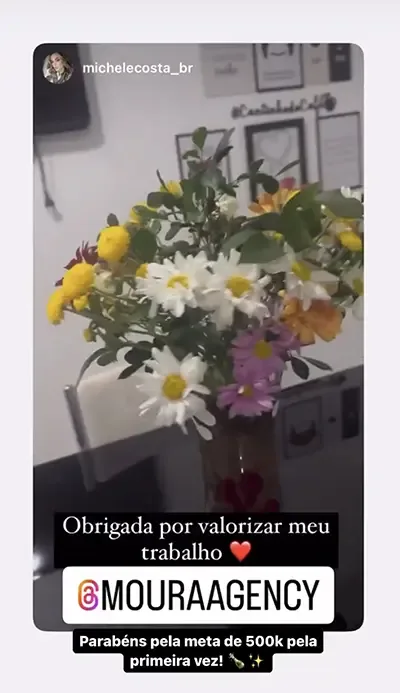 Michele com o buquê de flores que recebeu da agência